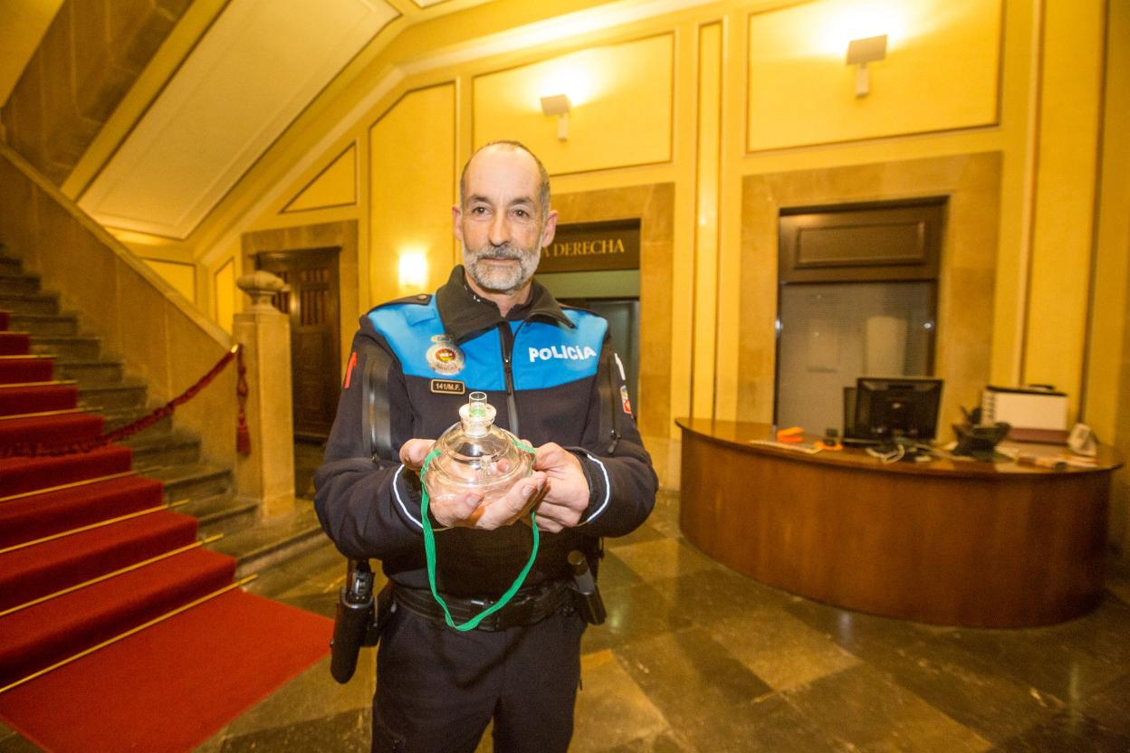 Álvaro Juan Menéndez con la mascarilla utilizada. 