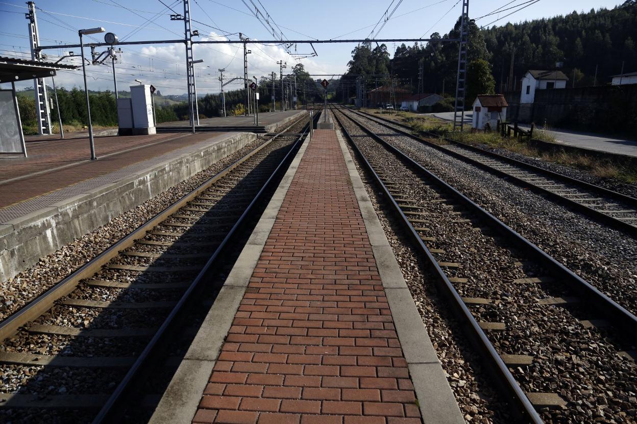 Andén en la estación de Villabona. 