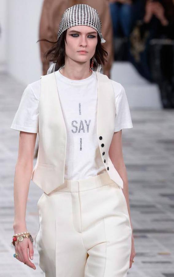 La Semana de la Moda de París ha arrancado y lo ha hecho con uno de los desfiles con más renombre, el de Dior. Un desfile de Otoño-Invierno 2020/2021 que ha estado marcado por la sostenibilidad, pero sobre todo por el feminismo. De hecho, durante el desfile se proyectaron algunos eslóganes en los que se podían leer mensajes como: 'El patriarcado mata el amor' o 'Cuando las mujeres hacen huelga, el mundo se paraliza'. Maria Grazia Chiuri (directora creativa de la marca) ha firmado una colección en la que los trajes de chaqueta, los abrigos de estilo británico y los vestidos vaporosos han sido los claros protagonistas, todo con un mismo hilo conductor: los estampados.