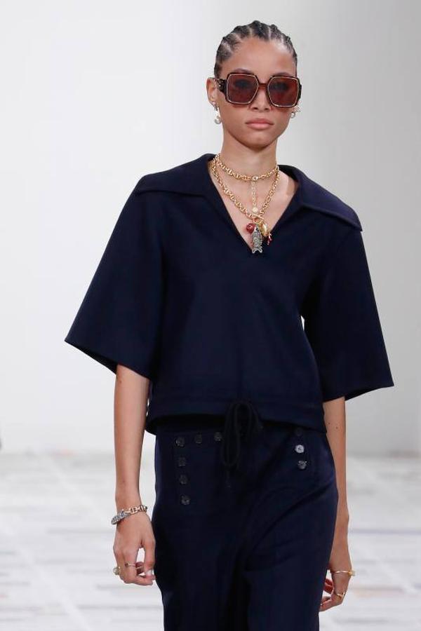 La Semana de la Moda de París ha arrancado y lo ha hecho con uno de los desfiles con más renombre, el de Dior. Un desfile de Otoño-Invierno 2020/2021 que ha estado marcado por la sostenibilidad, pero sobre todo por el feminismo. De hecho, durante el desfile se proyectaron algunos eslóganes en los que se podían leer mensajes como: 'El patriarcado mata el amor' o 'Cuando las mujeres hacen huelga, el mundo se paraliza'. Maria Grazia Chiuri (directora creativa de la marca) ha firmado una colección en la que los trajes de chaqueta, los abrigos de estilo británico y los vestidos vaporosos han sido los claros protagonistas, todo con un mismo hilo conductor: los estampados.