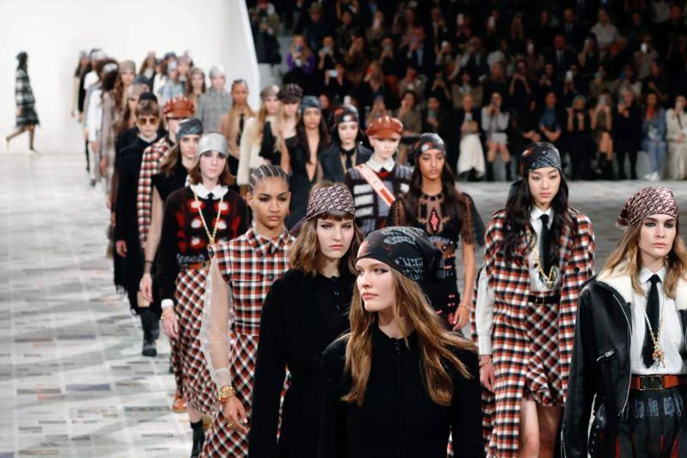 La Semana de la Moda de París ha arrancado y lo ha hecho con uno de los desfiles con más renombre, el de Dior. Un desfile de Otoño-Invierno 2020/2021 que ha estado marcado por la sostenibilidad, pero sobre todo por el feminismo. De hecho, durante el desfile se proyectaron algunos eslóganes en los que se podían leer mensajes como: 'El patriarcado mata el amor' o 'Cuando las mujeres hacen huelga, el mundo se paraliza'. Maria Grazia Chiuri (directora creativa de la marca) ha firmado una colección en la que los trajes de chaqueta, los abrigos de estilo británico y los vestidos vaporosos han sido los claros protagonistas, todo con un mismo hilo conductor: los estampados.