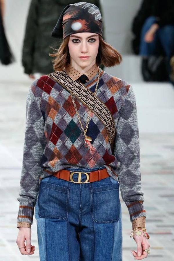 La Semana de la Moda de París ha arrancado y lo ha hecho con uno de los desfiles con más renombre, el de Dior. Un desfile de Otoño-Invierno 2020/2021 que ha estado marcado por la sostenibilidad, pero sobre todo por el feminismo. De hecho, durante el desfile se proyectaron algunos eslóganes en los que se podían leer mensajes como: 'El patriarcado mata el amor' o 'Cuando las mujeres hacen huelga, el mundo se paraliza'. Maria Grazia Chiuri (directora creativa de la marca) ha firmado una colección en la que los trajes de chaqueta, los abrigos de estilo británico y los vestidos vaporosos han sido los claros protagonistas, todo con un mismo hilo conductor: los estampados.