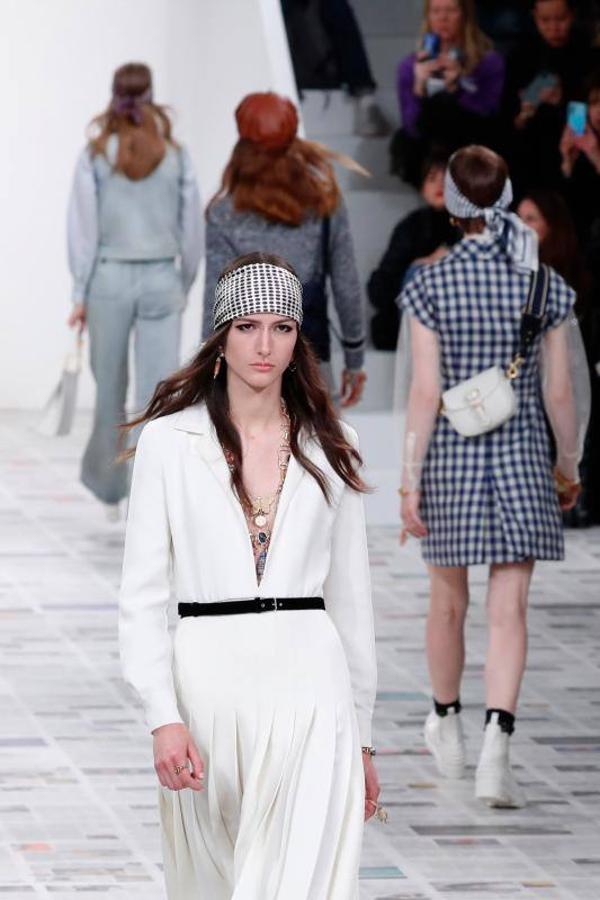 La Semana de la Moda de París ha arrancado y lo ha hecho con uno de los desfiles con más renombre, el de Dior. Un desfile de Otoño-Invierno 2020/2021 que ha estado marcado por la sostenibilidad, pero sobre todo por el feminismo. De hecho, durante el desfile se proyectaron algunos eslóganes en los que se podían leer mensajes como: 'El patriarcado mata el amor' o 'Cuando las mujeres hacen huelga, el mundo se paraliza'. Maria Grazia Chiuri (directora creativa de la marca) ha firmado una colección en la que los trajes de chaqueta, los abrigos de estilo británico y los vestidos vaporosos han sido los claros protagonistas, todo con un mismo hilo conductor: los estampados.