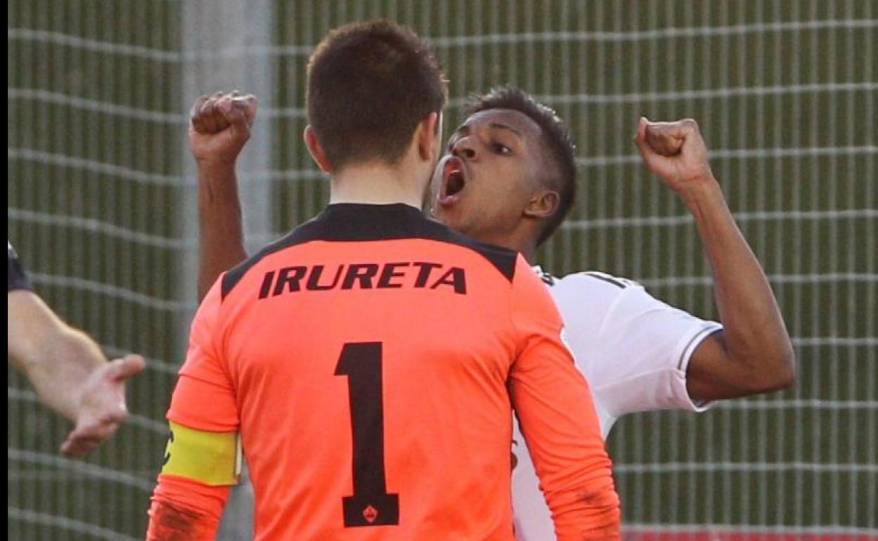 Rodrygo se encara con el portero del San Sebastián de los Reyes, acción que le costó la segunda amarilla. 