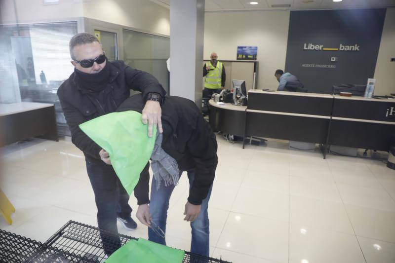 La Guardia Civil realiza un simulacro de atraco con rehenes en una sucursal bancaria en Santa Eulalia de Morcín.