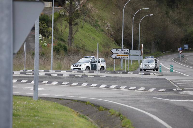 La Guardia Civil realiza un simulacro de atraco con rehenes en una sucursal bancaria en Santa Eulalia de Morcín.