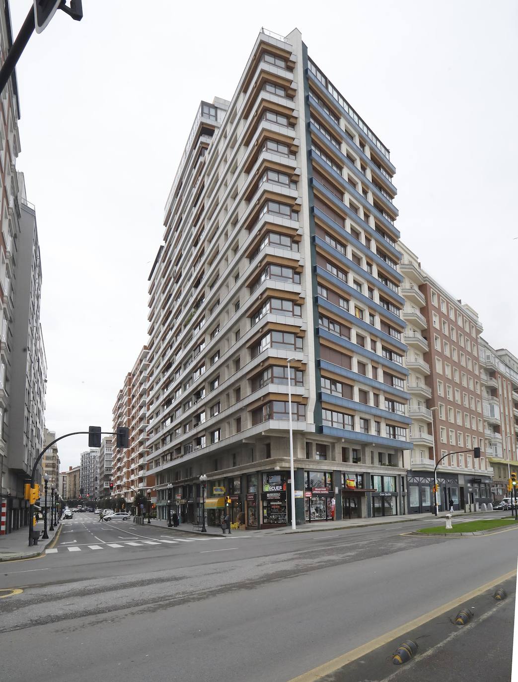 Edificio Marlux. 19 plantas: el bloque da a las calles Menéndez Pelayo, Emilio Tuya y Rufo García Rendueles.