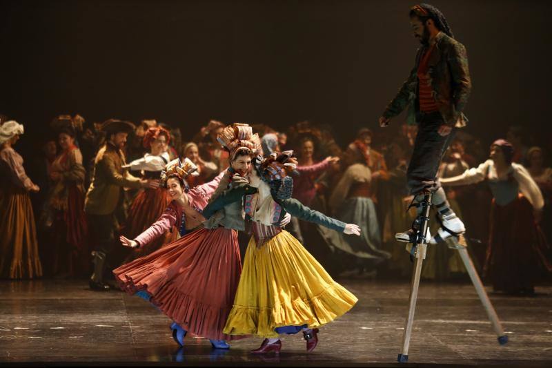 La temporada de zarzuela de Oviedo ha comenzado este jueves con la representación de 'El Barberillo de Lavapiés', la obra del maestro Barbieri y con libreto de Luis Mariano de Larra, en el Teatro Campoamor de la mano de Miquel Ortega. 