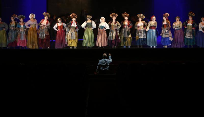 La temporada de zarzuela de Oviedo ha comenzado este jueves con la representación de 'El Barberillo de Lavapiés', la obra del maestro Barbieri y con libreto de Luis Mariano de Larra, en el Teatro Campoamor de la mano de Miquel Ortega. 