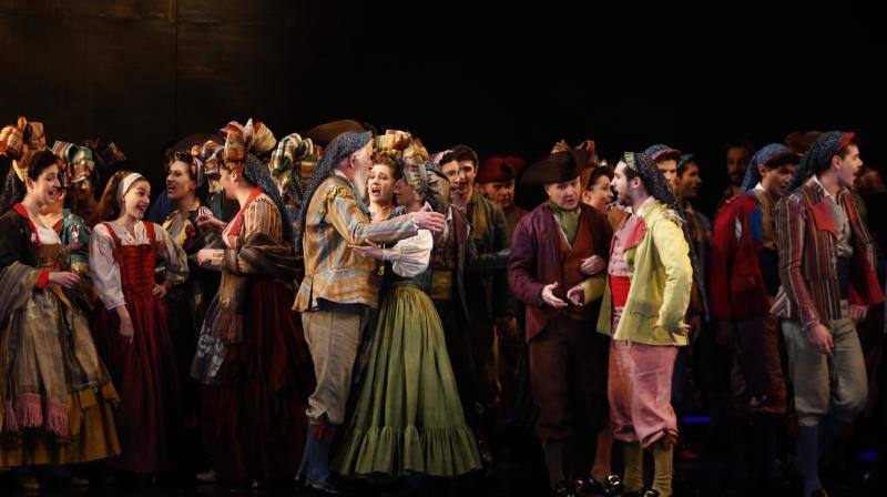 La temporada de zarzuela de Oviedo ha comenzado este jueves con la representación de 'El Barberillo de Lavapiés', la obra del maestro Barbieri y con libreto de Luis Mariano de Larra, en el Teatro Campoamor de la mano de Miquel Ortega. 