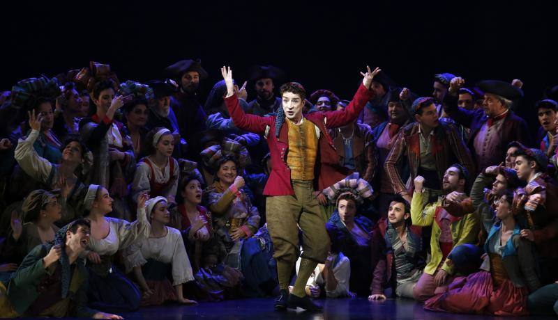 La temporada de zarzuela de Oviedo ha comenzado este jueves con la representación de 'El Barberillo de Lavapiés', la obra del maestro Barbieri y con libreto de Luis Mariano de Larra, en el Teatro Campoamor de la mano de Miquel Ortega. 