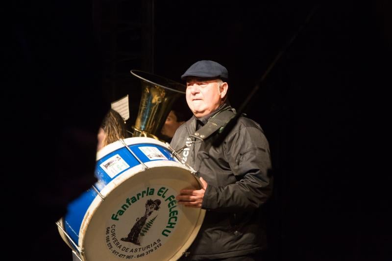 Fotos: El entroxu entierra a su sardina