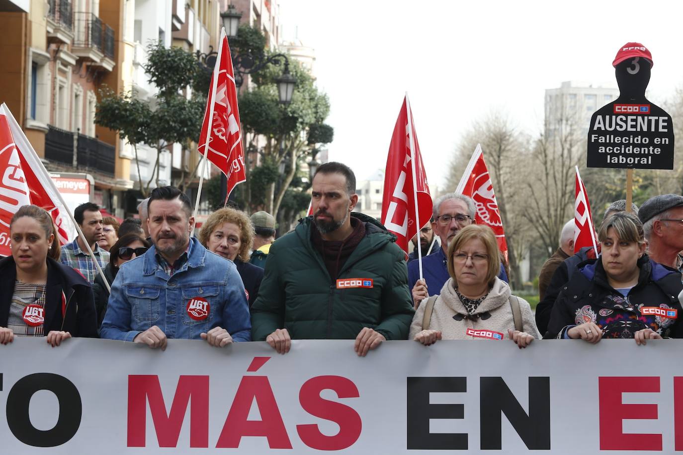 Los sindicatos UGT y CC OO convocaron una concentración este viernes contra la siniestralidad laboral tras la muerte de un trabajador en Oviedo el pasado miércoles. 