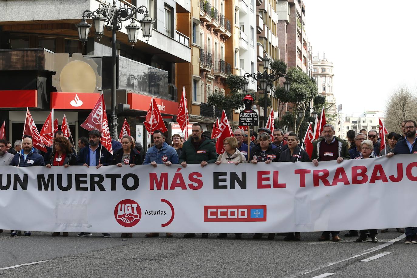 Los sindicatos UGT y CC OO convocaron una concentración este viernes contra la siniestralidad laboral tras la muerte de un trabajador en Oviedo el pasado miércoles. 