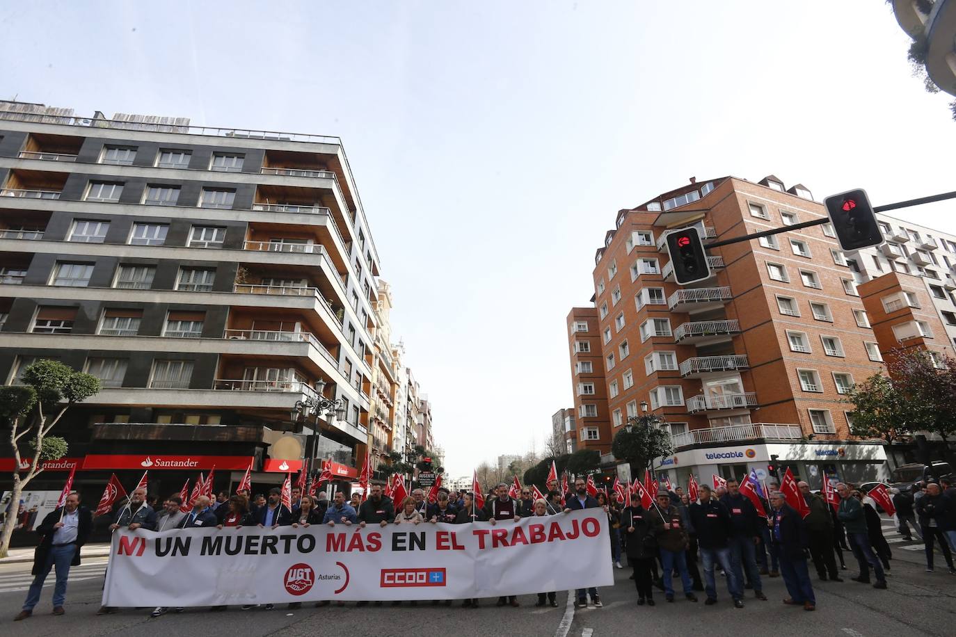 Los sindicatos UGT y CC OO convocaron una concentración este viernes contra la siniestralidad laboral tras la muerte de un trabajador en Oviedo el pasado miércoles. 