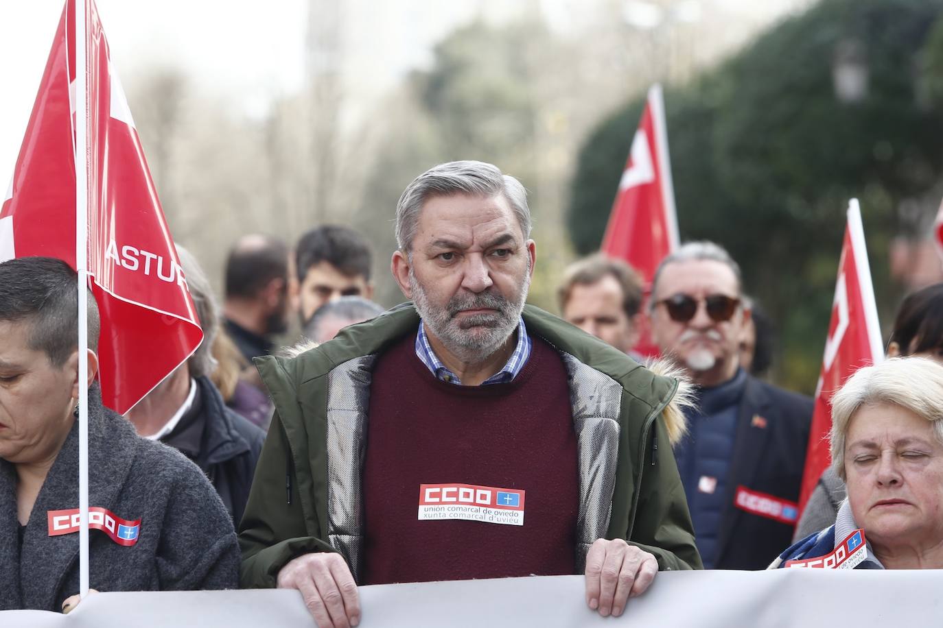 Los sindicatos UGT y CC OO convocaron una concentración este viernes contra la siniestralidad laboral tras la muerte de un trabajador en Oviedo el pasado miércoles. 