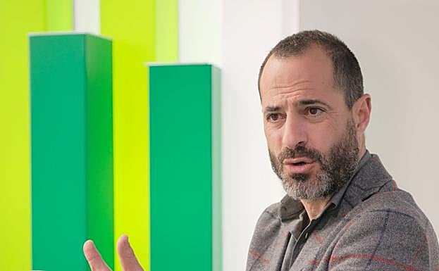 El alcalde Siero, Ángel García, durante su entrevista en 'La Lupa' de Canal 10. 