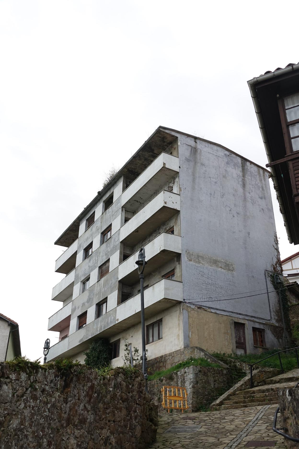 Antiguas viviendas de los maestros, en la zona de El Piqueru. 