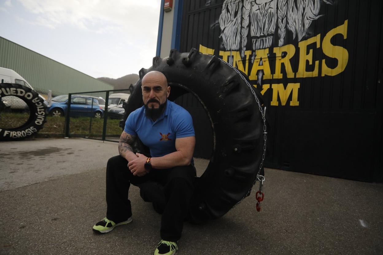 Fran Linares, con la rueda que llevará hasta Peña Mea. 