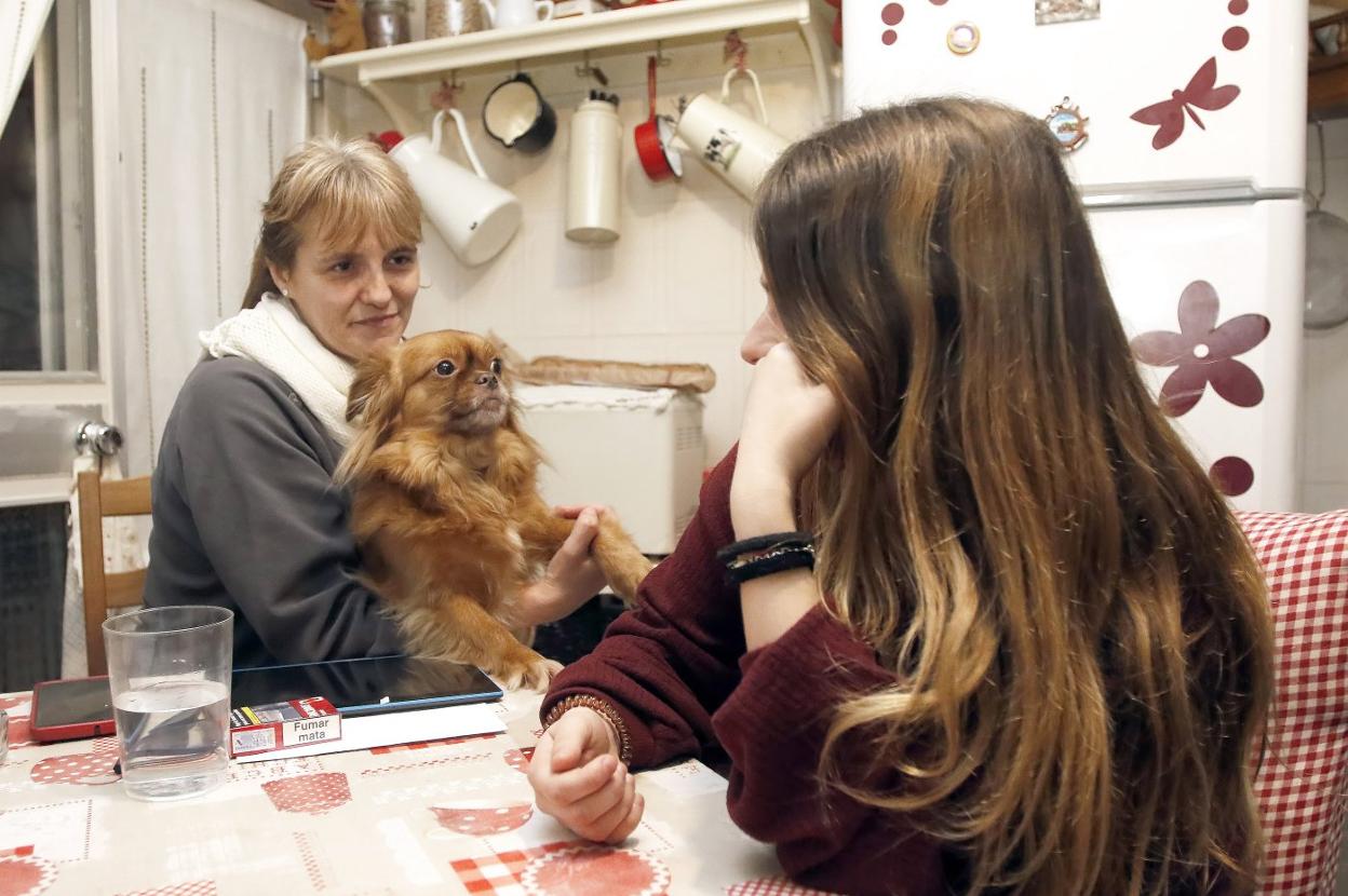 Madre e hija, acompañadas de la «cariñosa» perrita 'Princes', durante la entrevista. 