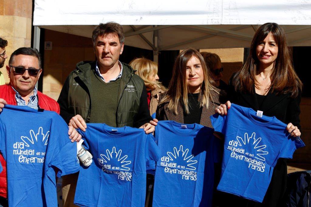 Cocemfe ha organizado un acto en la plaza del Ayuntamiento de la capital asturiana al que ha acudido la delegada del Gobierno en Asturias Delia Losa. 