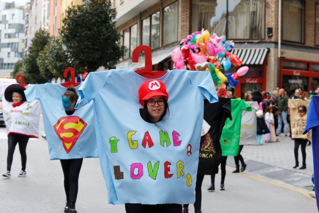 Más de 1.500 personas participaron en el desfile de Antroxu de Oviedo, desafiando al frío y disfrutando de la magia del carnaval.