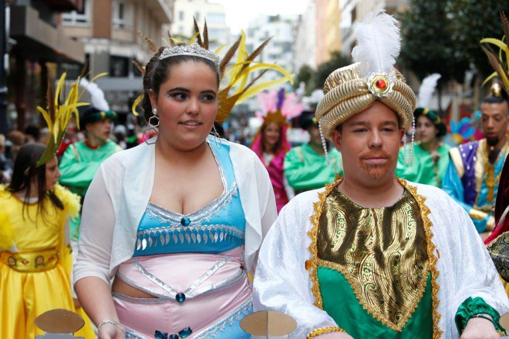 Más de 1.500 personas participaron en el desfile de Antroxu de Oviedo, desafiando al frío y disfrutando de la magia del carnaval.