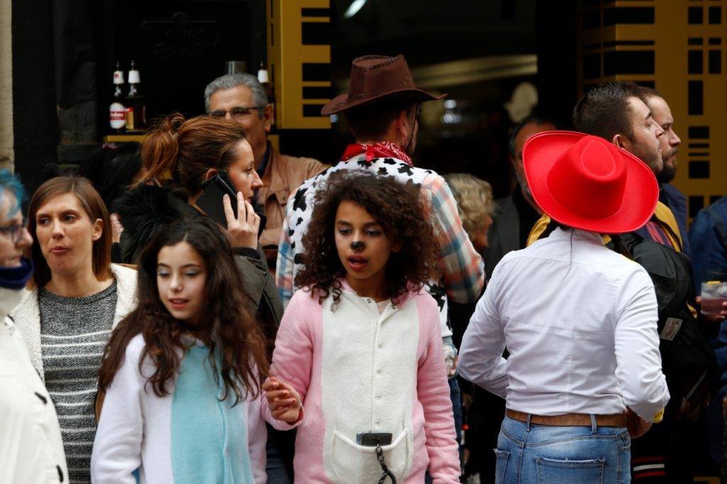 Más de 1.500 personas participaron en el desfile de Antroxu de Oviedo, desafiando al frío y disfrutando de la magia del carnaval.