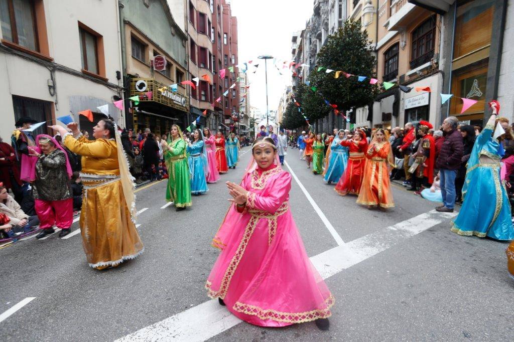 Más de 1.500 personas participaron en el desfile de Antroxu de Oviedo, desafiando al frío y disfrutando de la magia del carnaval.