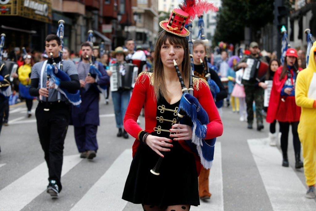 Más de 1.500 personas participaron en el desfile de Antroxu de Oviedo, desafiando al frío y disfrutando de la magia del carnaval.