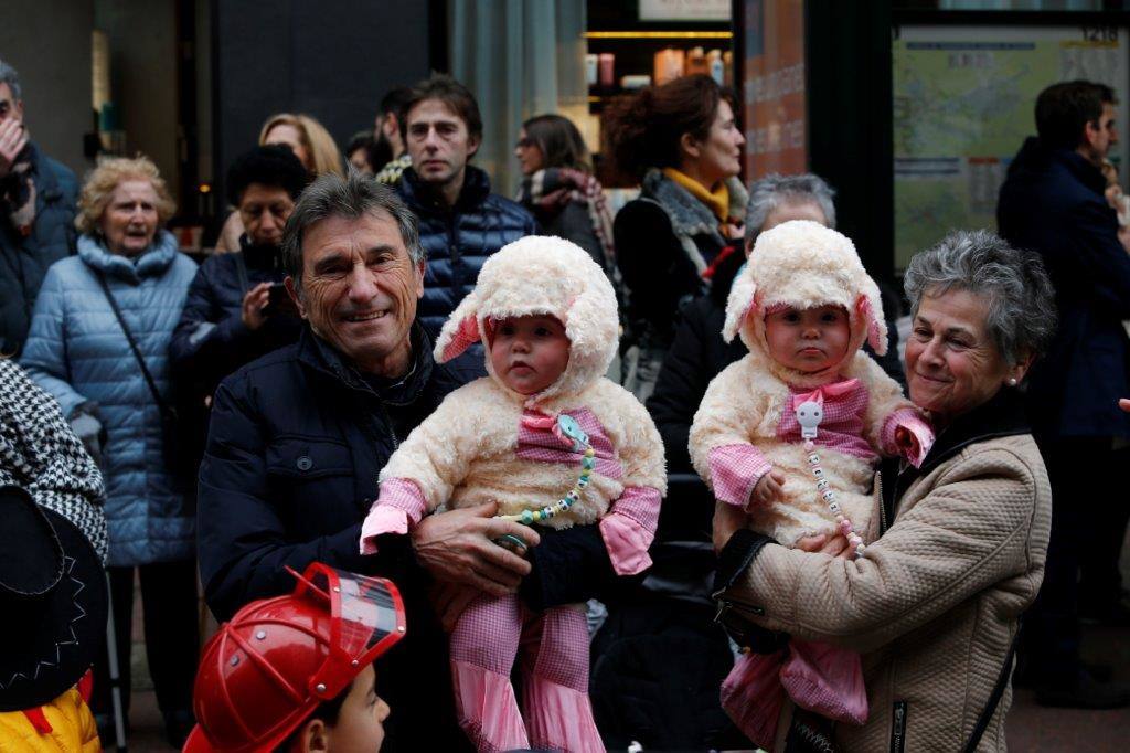 Más de 1.500 personas participaron en el desfile de Antroxu de Oviedo, desafiando al frío y disfrutando de la magia del carnaval.