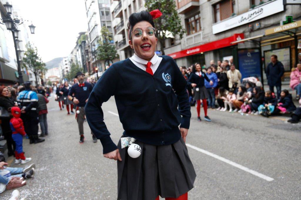 Más de 1.500 personas participaron en el desfile de Antroxu de Oviedo, desafiando al frío y disfrutando de la magia del carnaval.