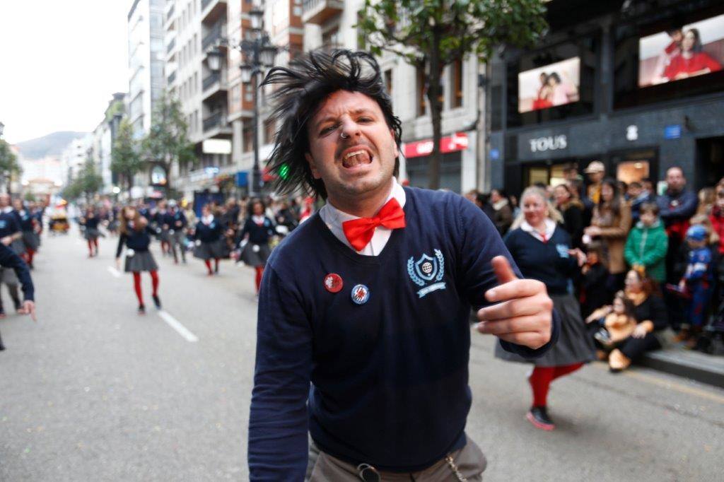 Más de 1.500 personas participaron en el desfile de Antroxu de Oviedo, desafiando al frío y disfrutando de la magia del carnaval.