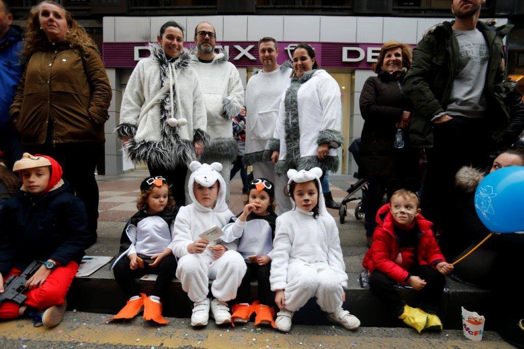 Más de 1.500 personas participaron en el desfile de Antroxu de Oviedo, desafiando al frío y disfrutando de la magia del carnaval.