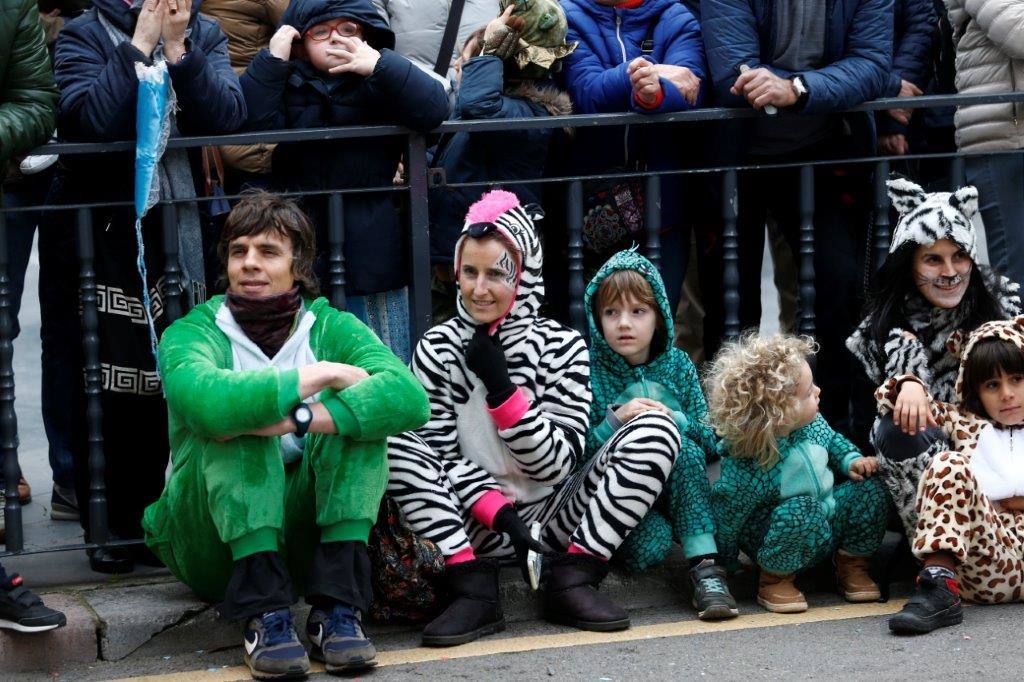 Más de 1.500 personas participaron en el desfile de Antroxu de Oviedo, desafiando al frío y disfrutando de la magia del carnaval.