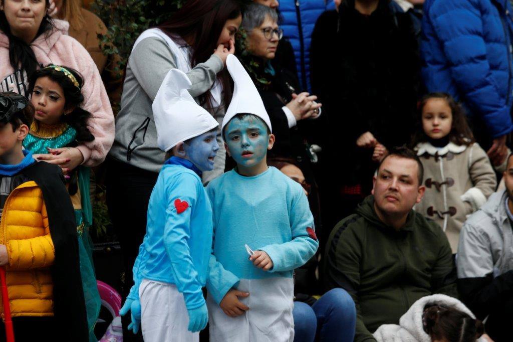 Más de 1.500 personas participaron en el desfile de Antroxu de Oviedo, desafiando al frío y disfrutando de la magia del carnaval.