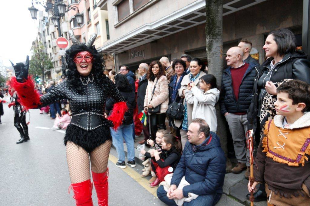 Más de 1.500 personas participaron en el desfile de Antroxu de Oviedo, desafiando al frío y disfrutando de la magia del carnaval.