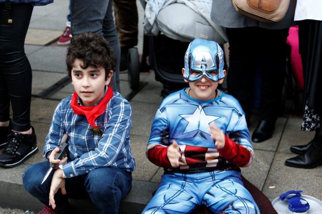 Más de 1.500 personas participaron en el desfile de Antroxu de Oviedo, desafiando al frío y disfrutando de la magia del carnaval.