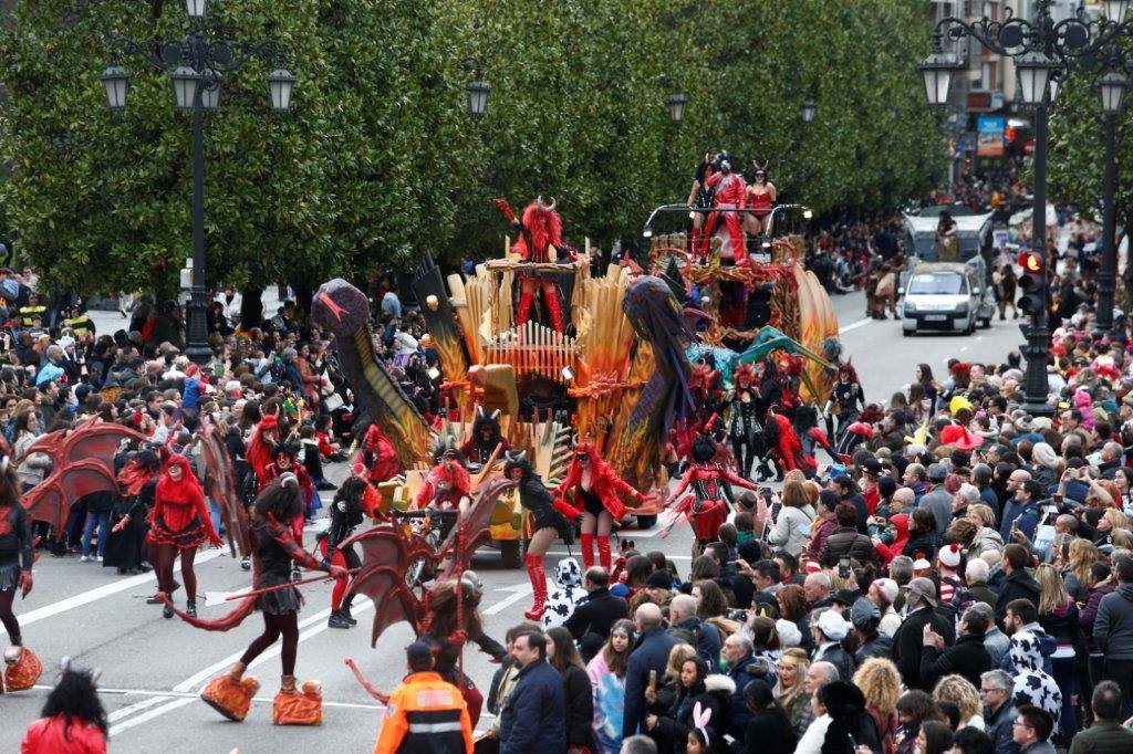 Más de 1.500 personas participaron en el desfile de Antroxu de Oviedo, desafiando al frío y disfrutando de la magia del carnaval.