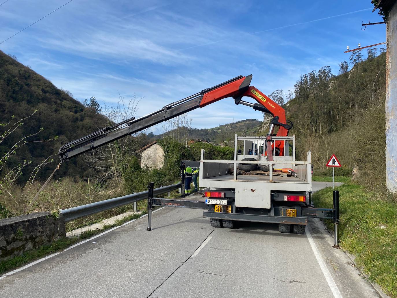 Se salieron de la calzada, cayeron 15 metros por un talud de la carretera, AS-354 en Entrepeñas, Tudela Veguín y acabaron frenados por la abundante maleza de la ladera que da a la carretera de Langreo.