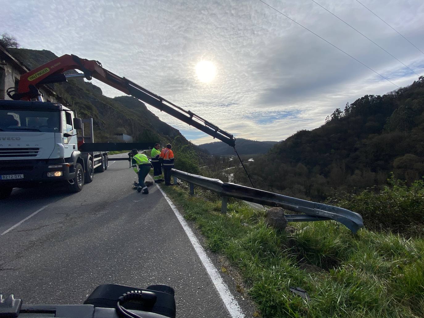 Se salieron de la calzada, cayeron 15 metros por un talud de la carretera, AS-354 en Entrepeñas, Tudela Veguín y acabaron frenados por la abundante maleza de la ladera que da a la carretera de Langreo.