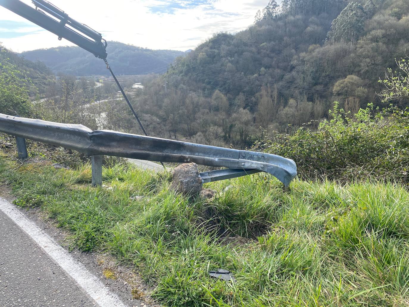 Se salieron de la calzada, cayeron 15 metros por un talud de la carretera, AS-354 en Entrepeñas, Tudela Veguín y acabaron frenados por la abundante maleza de la ladera que da a la carretera de Langreo.