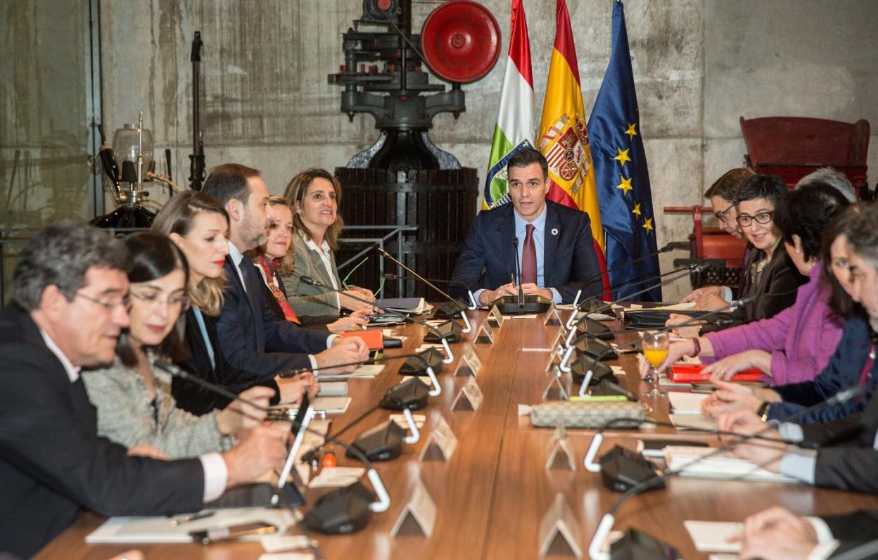 El presidente del Gobierno, Pedro Sánchez, preside la mesa en la reunión de la primera comisión delegada para el Reto Demográfico. 