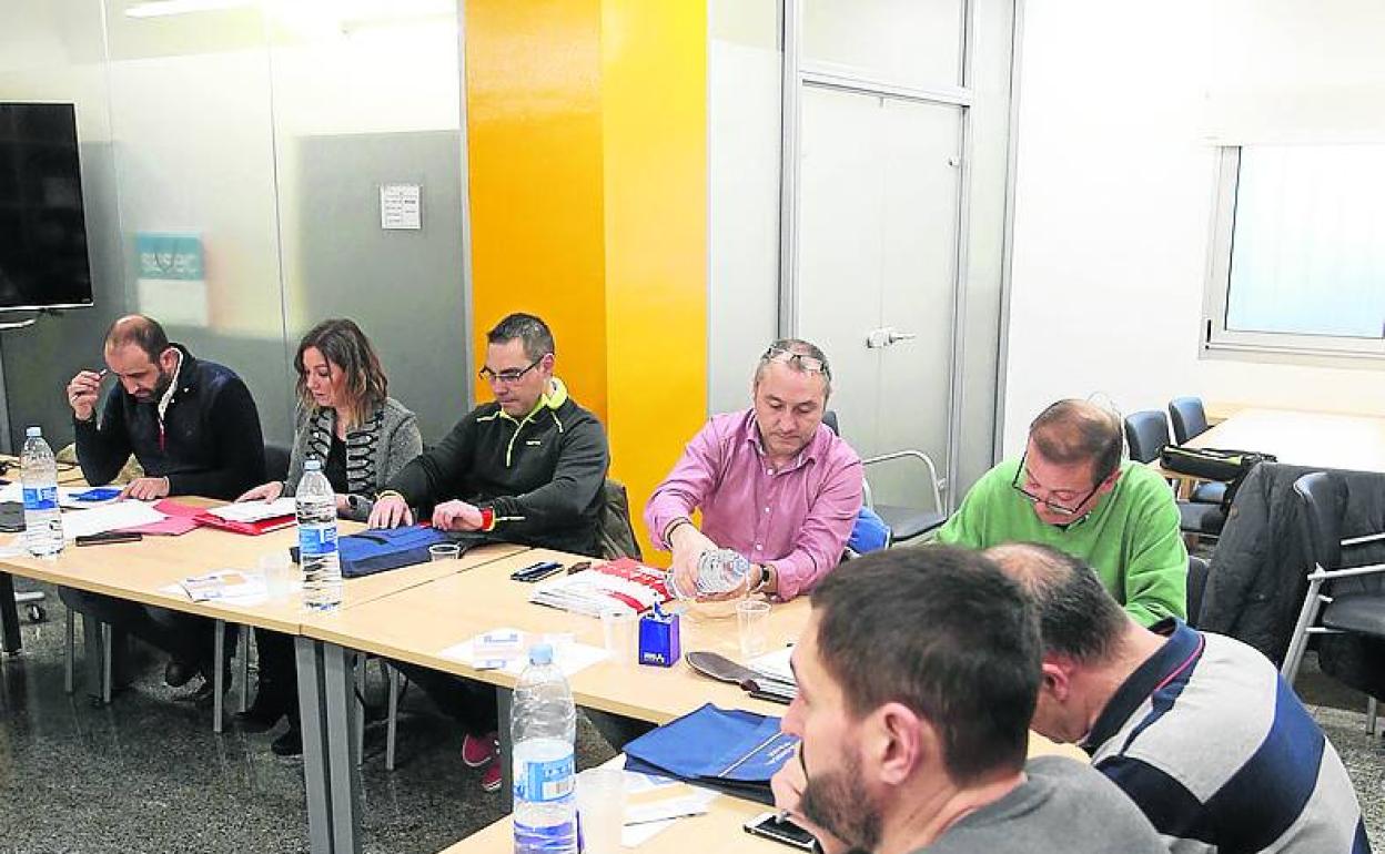 Los trabajadores, durante su reunión con la dirección de Expal. 