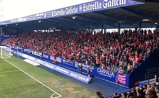 La afición del Sporting, incondicional con su equipo en Ponferrada