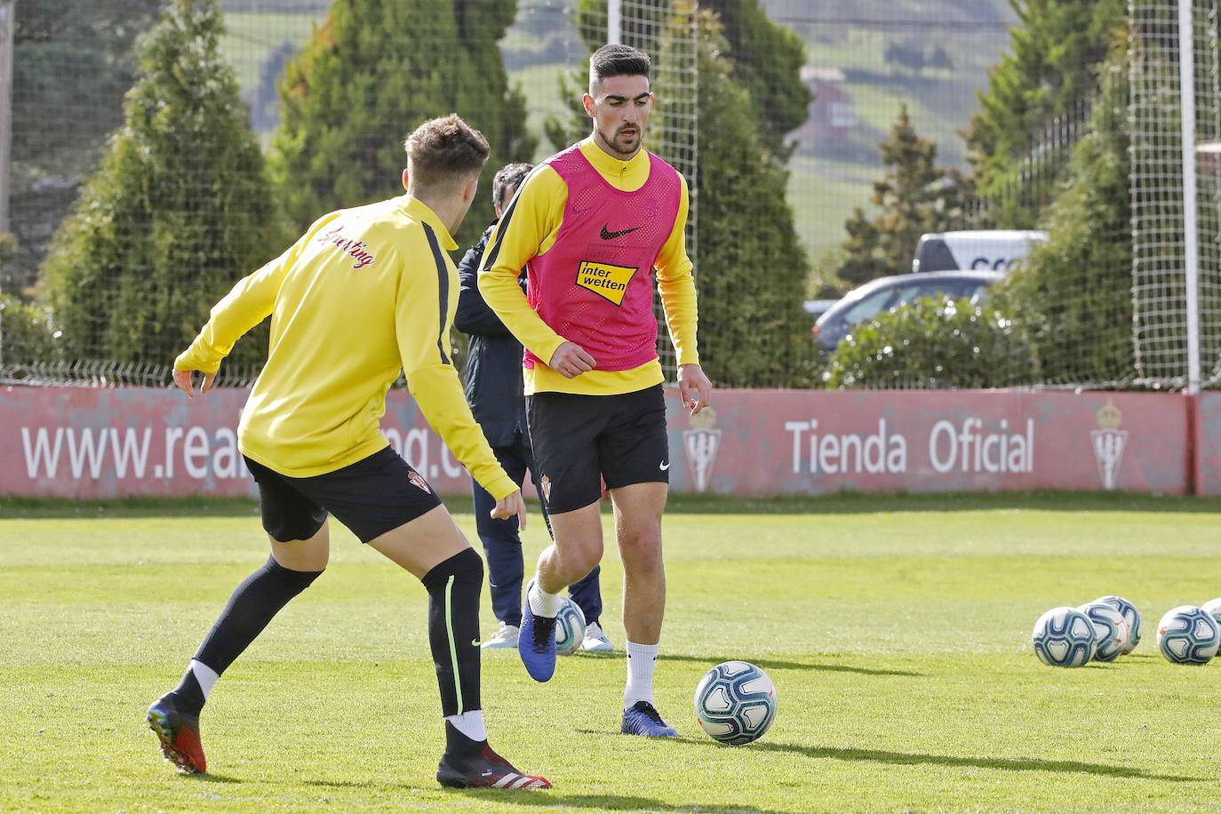 El conjunto rojiblanco se ejercita en Mareo tras la derrota ante la Poferradina. 