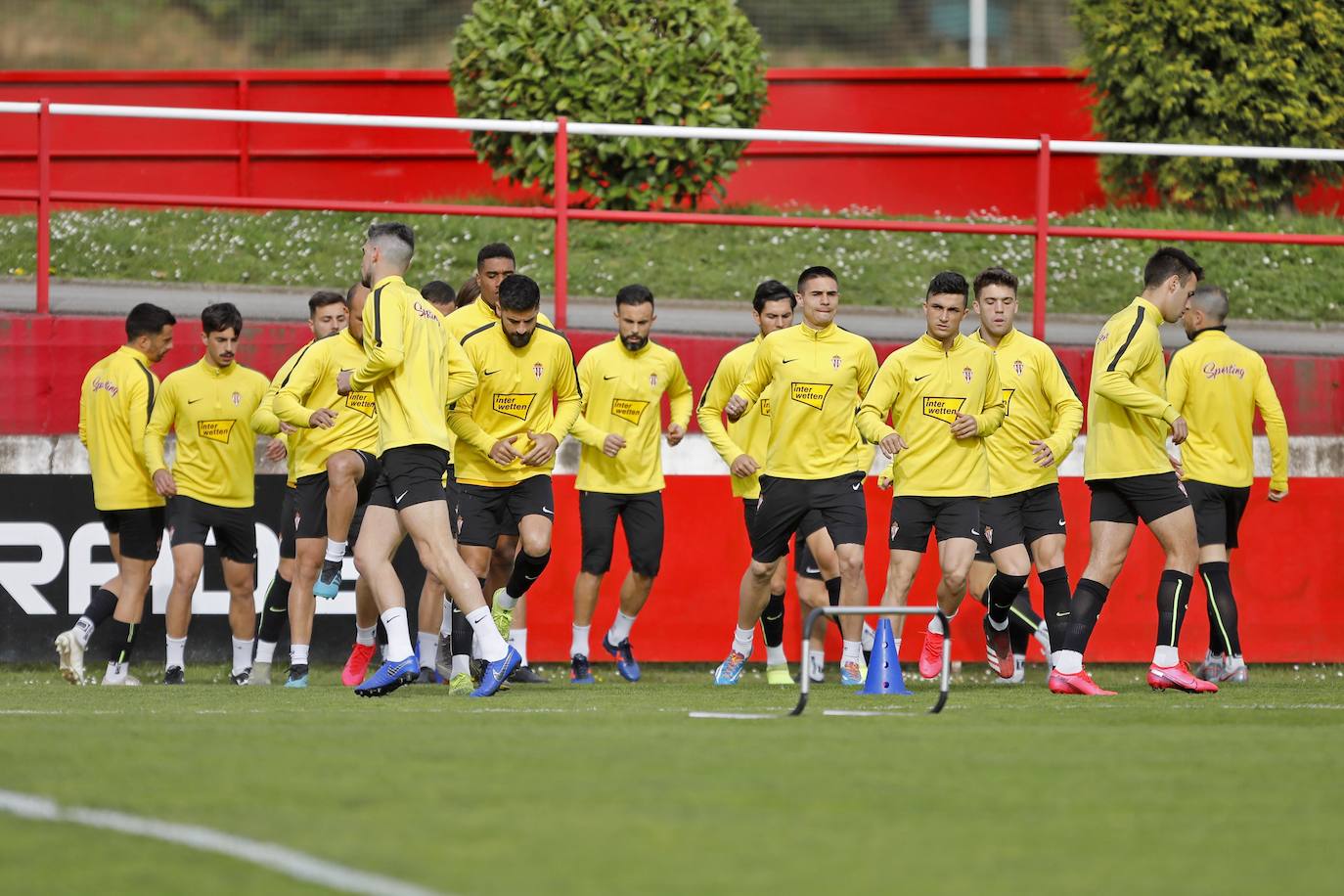 El conjunto rojiblanco se ejercita en Mareo tras la derrota ante la Poferradina. 