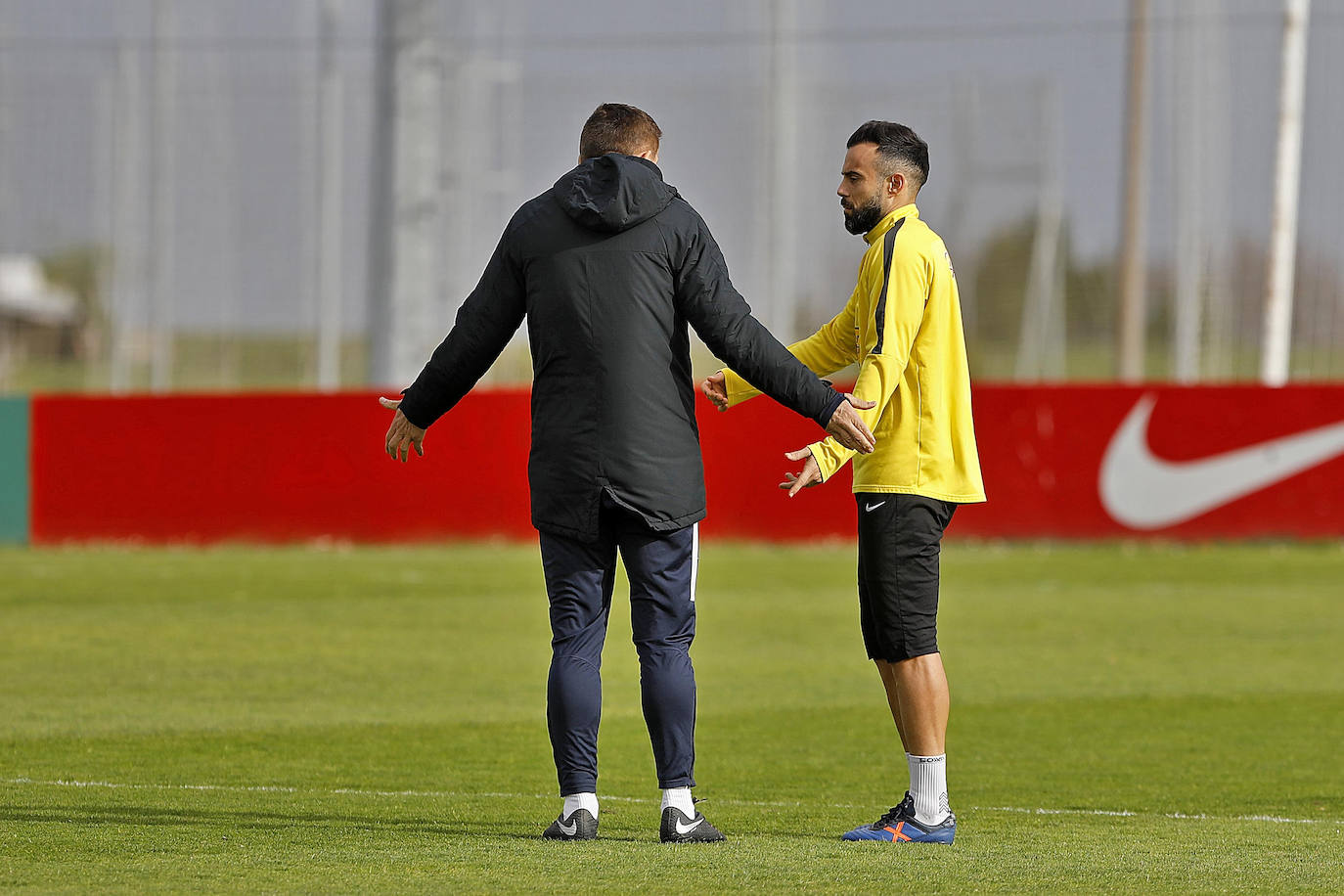 El conjunto rojiblanco se ejercita en Mareo tras la derrota ante la Poferradina. 