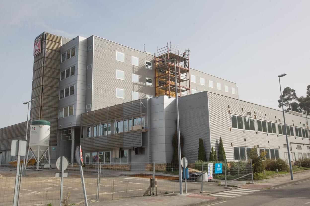 Se están instalando dos nuevos ascensores con capacidad para nueve sillas de ruedas cada uno. 