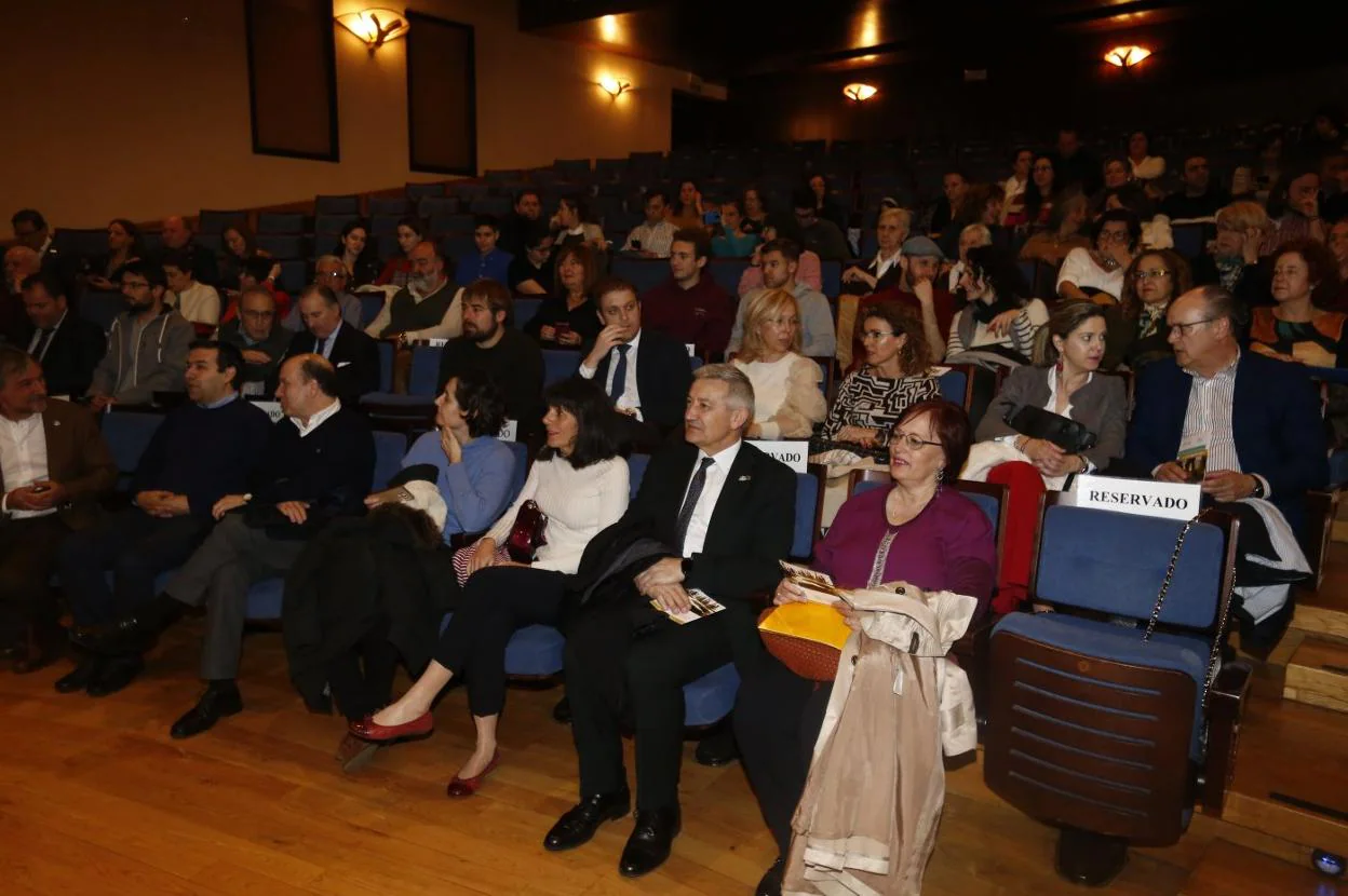 Parte de los asistentes al homenaje a Margarita Salas, con el rector de la Universidad de Oviedo, Santiago García Granda, en la primera fila. 